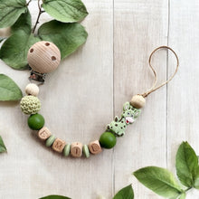 Lade das Bild in den Galerie-Viewer, Schnullerkette mit Namen Holz Silikon Junge grün beige Giraffe