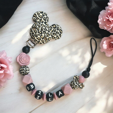 Lade das Bild in den Galerie-Viewer, Schnullerkette personalisiert mit Namen Mädchen altrosa leo Maus Silikon beige