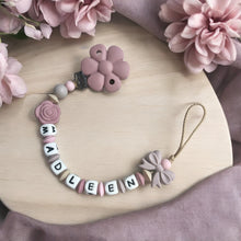 Lade das Bild in den Galerie-Viewer, Schnullerkette personalisiert Mädchen Silikon Blume altrosa rosa mit Namen