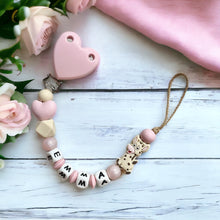 Charger l'image dans la galerie, Schnullerkette für Mädchen mit Namen Silikon Giraffe rosa beige