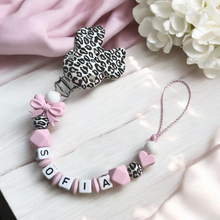 Carica l'immagine nel visualizzatore di Gallery, Schnullerkette mit Namen Mädchen rosa leo Maus Silikon