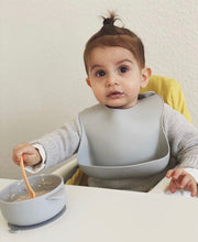 Lade das Bild in den Galerie-Viewer, Sillki Silikon Lätzchen hellgrau