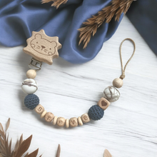 Lade das Bild in den Galerie-Viewer, Personalisierte Schnullerkette Junge Holz mit Häkelperlen Löwe