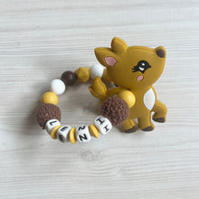 Lade das Bild in den Galerie-Viewer, Beißring Greifring Greifling mit Namen Silikon Reh gelb braun