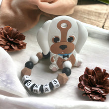 Lade das Bild in den Galerie-Viewer, Beißring Greifring personalisiert mit Namen Silikon Hund braun weiß schwarz