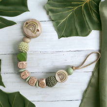 Lade das Bild in den Galerie-Viewer, Schnullerkette mit Namen Regenbogen Silikon Holz grün