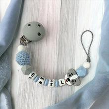 Lade das Bild in den Galerie-Viewer, Schnullerkette personalisiert Silikon Junge grau hellblau Hund