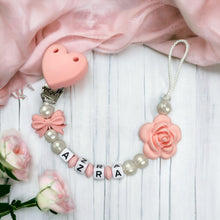 Lade das Bild in den Galerie-Viewer, Schnullerkette Silikon personalisiert mit Namen Mädchen rosa weiß