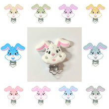 Lade das Bild in den Galerie-Viewer, Schnullerkette mit Namen Junge Silikon Hund Baby Geschenk hellblau beige