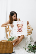 Lade das Bild in den Galerie-Viewer, Personalisiertes Kinderzimmer Bild mit Namen Baby rosa Bär Mädchen