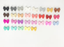 Lade das Bild in den Galerie-Viewer, Schnullerkette Silikon mit Namen Junge personalisiert schwarz blau