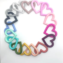 Lade das Bild in den Galerie-Viewer, Schnullerkette mit Namen Mädchen Set Kinderwagenkette personalisiert Silikon Leo