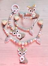 Lade das Bild in den Galerie-Viewer, Schnullerkette Set mit Namen Silikon Reh beige grau marmor