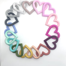 Lade das Bild in den Galerie-Viewer, Beißring Greifring Greifling mit Namen Silikon Holz Katze