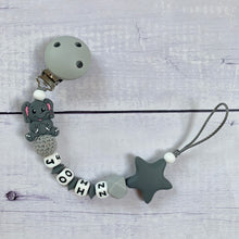 Lade das Bild in den Galerie-Viewer, Schnullerkette mit Namen Junge Silikon grau Elefant