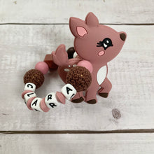 Lade das Bild in den Galerie-Viewer, Beißring Greifring mit Namen Silikon Reh