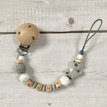 Lade das Bild in den Galerie-Viewer, Schnullerkette mit Namen Silikon Holz Reh
