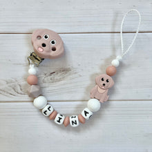 Lade das Bild in den Galerie-Viewer, Schnullerkette mit Namen Silikon Mädchen rosa weiß Hund