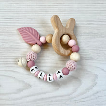 Lade das Bild in den Galerie-Viewer, Beißring Silikon Holz rosa Hase personalisiert Baby