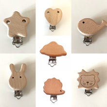 Lade das Bild in den Galerie-Viewer, Schnullerkette mit Namen Silikon Holz blau Teddy Bär