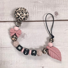 Lade das Bild in den Galerie-Viewer, Schnullerkette mit Namen Mädchen Leopard Leomuster altrosa
