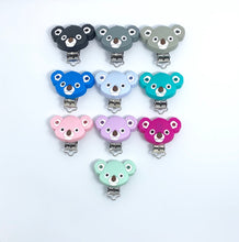 Lade das Bild in den Galerie-Viewer, Schnullerkette personalisiert Junge Silikon Holz grau blau Koala