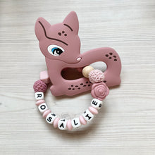 Lade das Bild in den Galerie-Viewer, Beißring Greifring Greifling mit Namen Mädchen Silikon Holz Reh