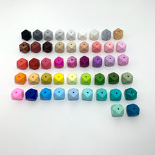 Carica l'immagine nel visualizzatore di Gallery, Beißring Greifring mit Namen Silikon Holz Baby Geschenk