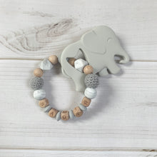 Carica l'immagine nel visualizzatore di Gallery, Greifring mit Namen Natur Holz Elefant Silikon
