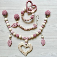 Lade das Bild in den Galerie-Viewer, Schnullerketten Kinderwagenkette Set Mädchen altrosa mit Häkelperlen Holz