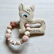 Lade das Bild in den Galerie-Viewer, Greifring mit Namen Mädchen Reh beige rosa Holz Silikon