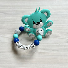 Lade das Bild in den Galerie-Viewer, Beißring Greifring Greifling mit Namen Silikon Junge Bär türkis blau