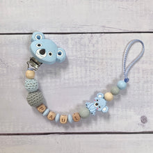 Lade das Bild in den Galerie-Viewer, Schnullerkette personalisiert Junge Silikon Holz grau blau Koala