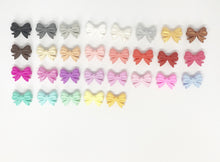 Carica l'immagine nel visualizzatore di Gallery, Schnullerkette mit Namen Mädchen Silikon rosa weiß Leo