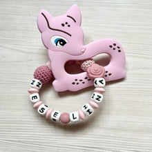Lade das Bild in den Galerie-Viewer, Beißring mit Namen Silikon Reh rosa für Mädchen