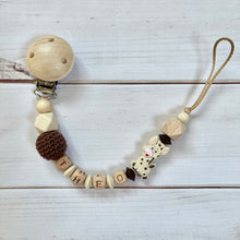 Lade das Bild in den Galerie-Viewer, Schnullerkette mit Namen Silikon Holz Giraffe