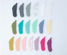 Lade das Bild in den Galerie-Viewer, Silikon Schnullerkette Junge mit Namen mint grau weiß Maus