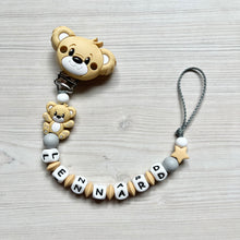 Lade das Bild in den Galerie-Viewer, Schnullerkette mit Namen Silikon Junge Bär beige grau