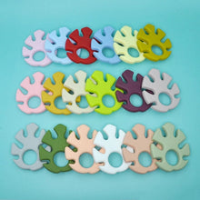 Lade das Bild in den Galerie-Viewer, Beißring Greifring mit Namen Silikon Holz Fuchs