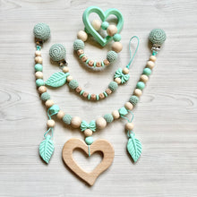 Lade das Bild in den Galerie-Viewer, Schnullerkette mit Namen Set Mädchen Junge Herz Holz Silikon