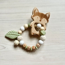 Lade das Bild in den Galerie-Viewer, Beißring Greifring mit Namen Silikon Holz Fuchs
