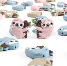 Lade das Bild in den Galerie-Viewer, Schnullerkette mit Namen Löwe