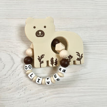Lade das Bild in den Galerie-Viewer, Beißring Silikon mit Namen neutral beige Holz braun Bär