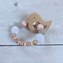Carica l'immagine nel visualizzatore di Gallery, Beißring Greifring mit Namen Silikon Holz Baby Geschenk