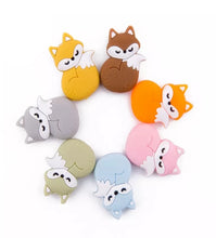 Lade das Bild in den Galerie-Viewer, Schnullerkette mit Namen Löwe Holz Silikon braun beige