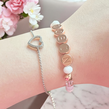 Lade das Bild in den Galerie-Viewer, Armband mit Namen personalisiert roségold rosa weiß
