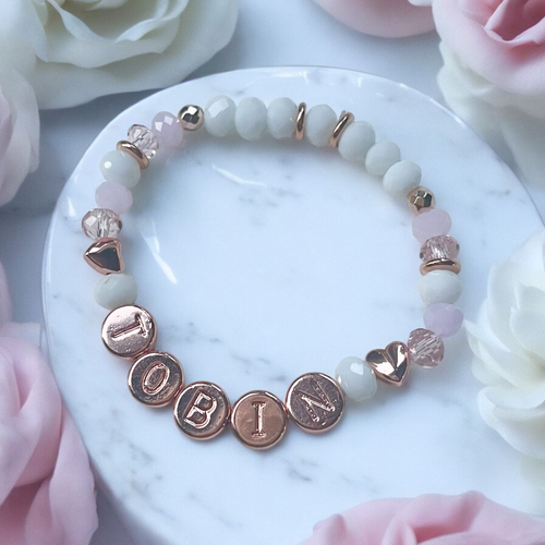 Armband mit Namen personalisiert roségold rosa weiß