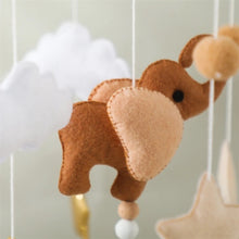 Load image into Gallery viewer, Baby Mobile Elefant Sterne Junge Mädchen neutral Holz
