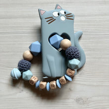 Lade das Bild in den Galerie-Viewer, Beißring Greifring Greifling mit Namen Junge Silikon Holz Katze
